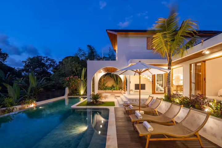 At night at Villa Vayu